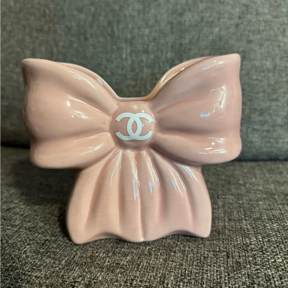 Chic Bow Ceramic Vase with Pink Roses - Designer-Inspired